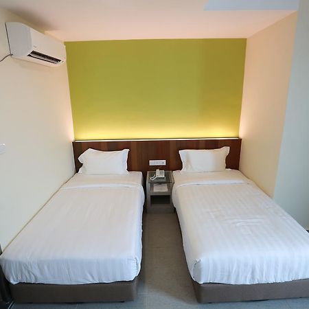 Pantai Regal Boutique Hotel Куантан Екстериор снимка