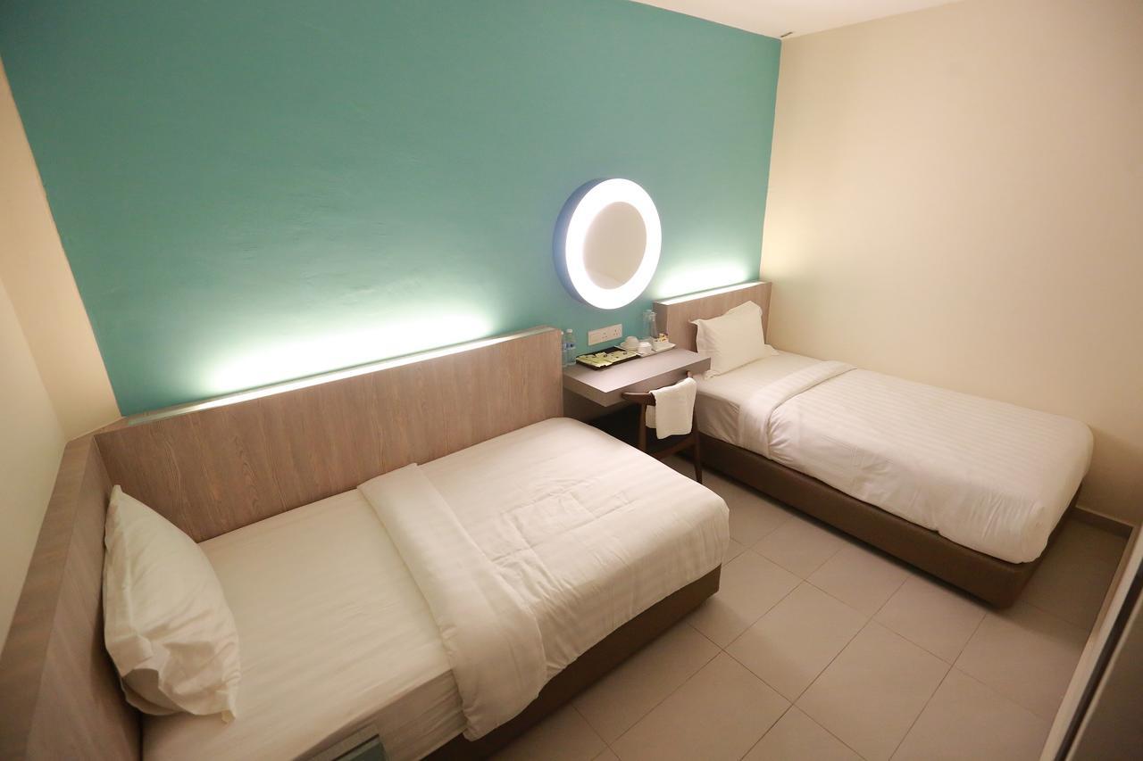 Pantai Regal Boutique Hotel Куантан Екстериор снимка