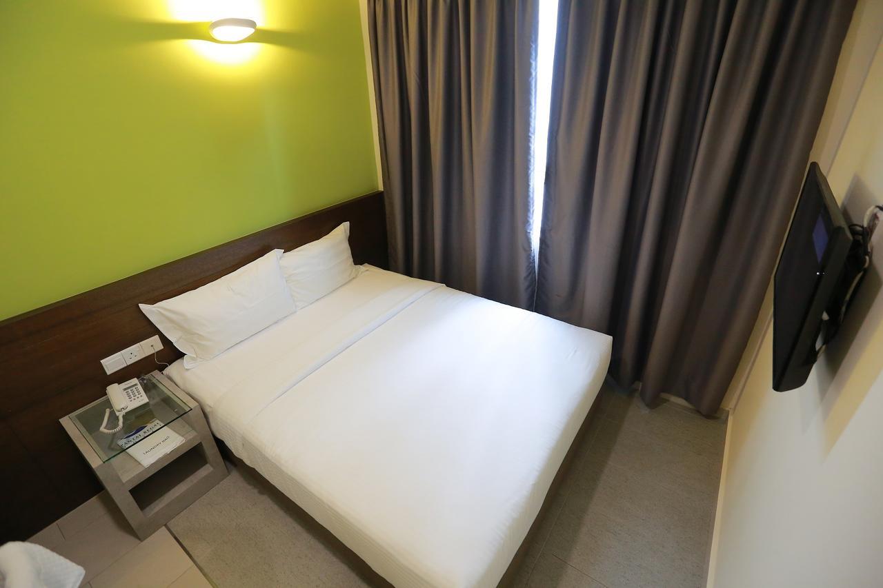 Pantai Regal Boutique Hotel Куантан Екстериор снимка