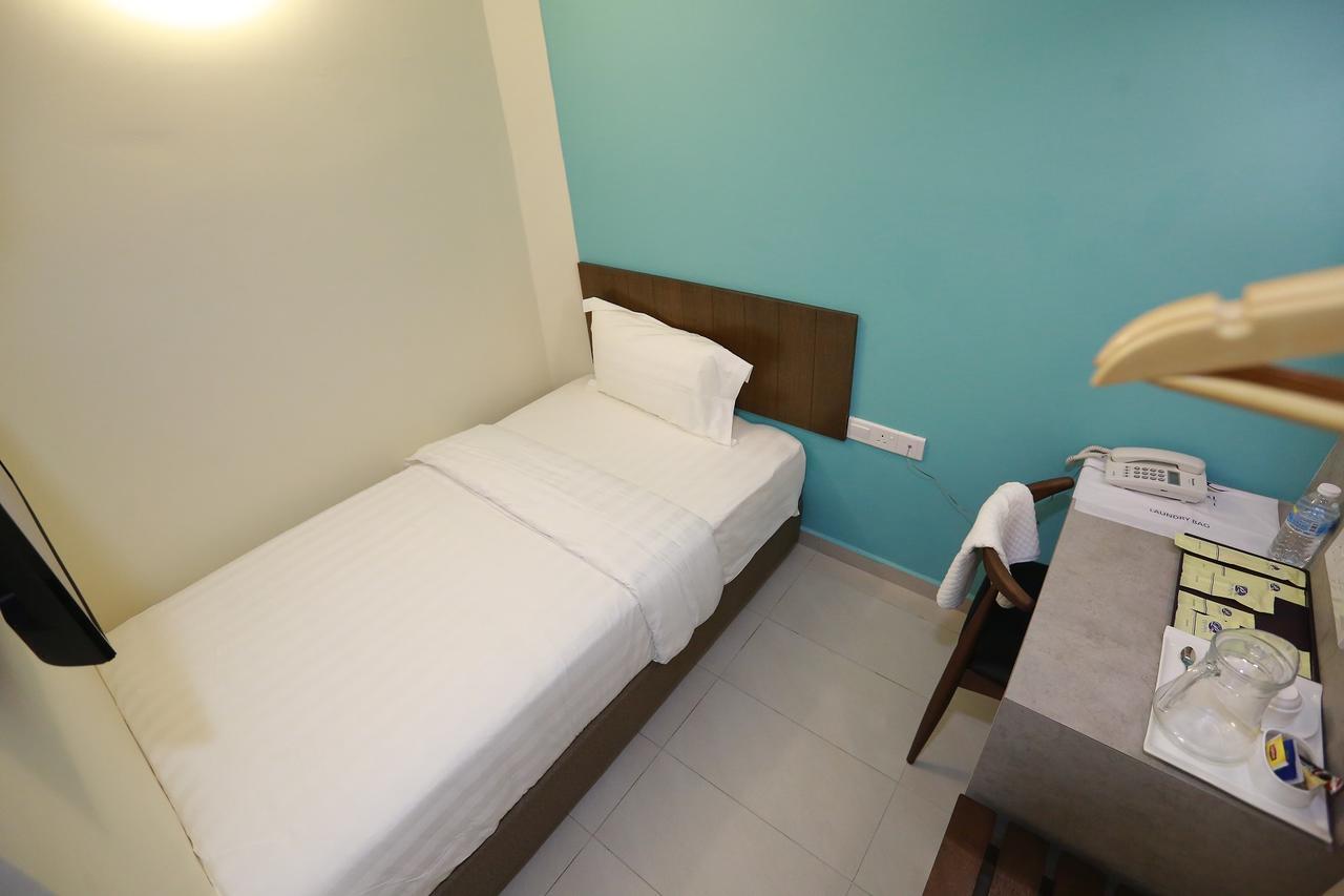 Pantai Regal Boutique Hotel Куантан Екстериор снимка