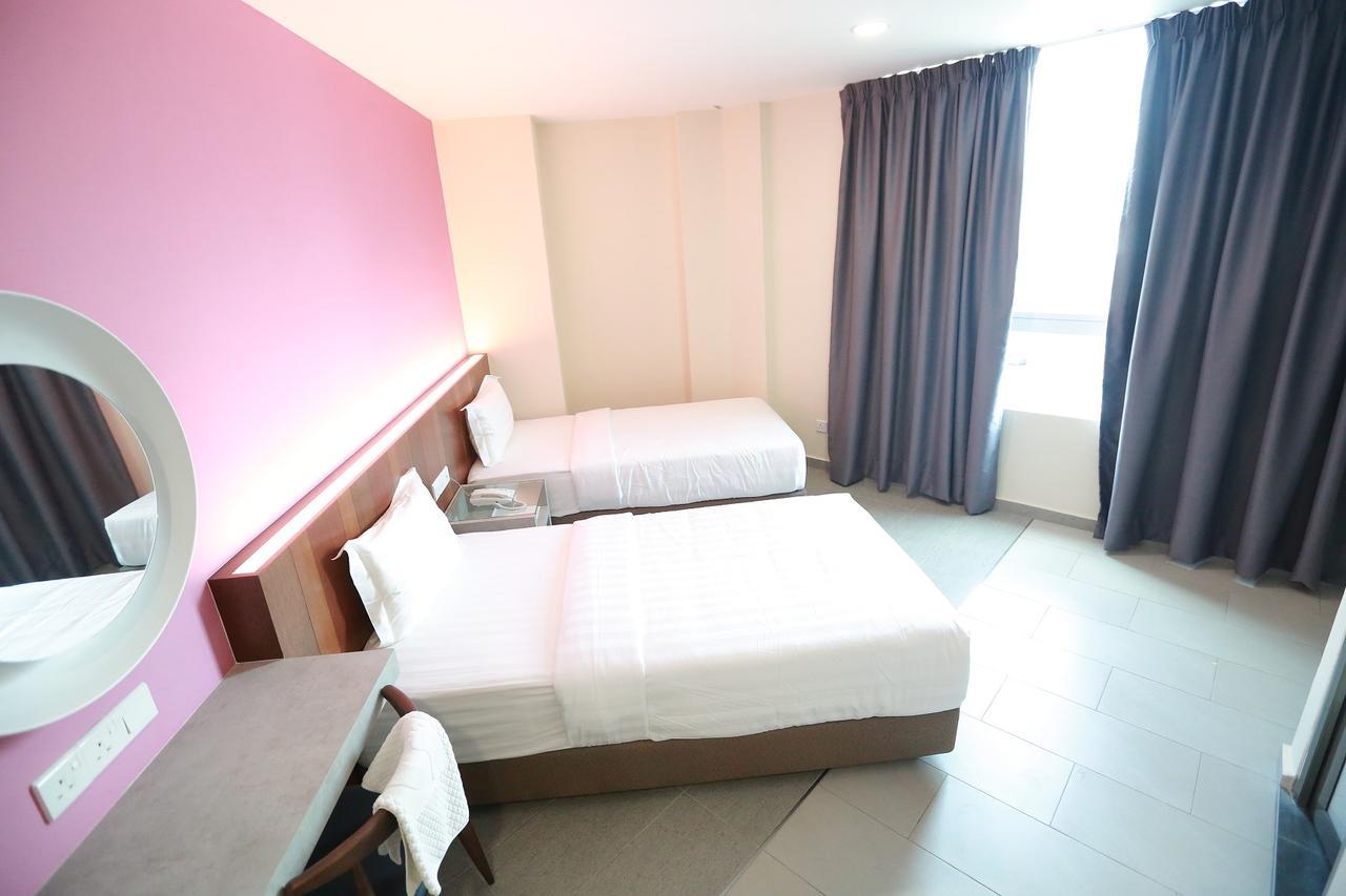 Pantai Regal Boutique Hotel Куантан Екстериор снимка