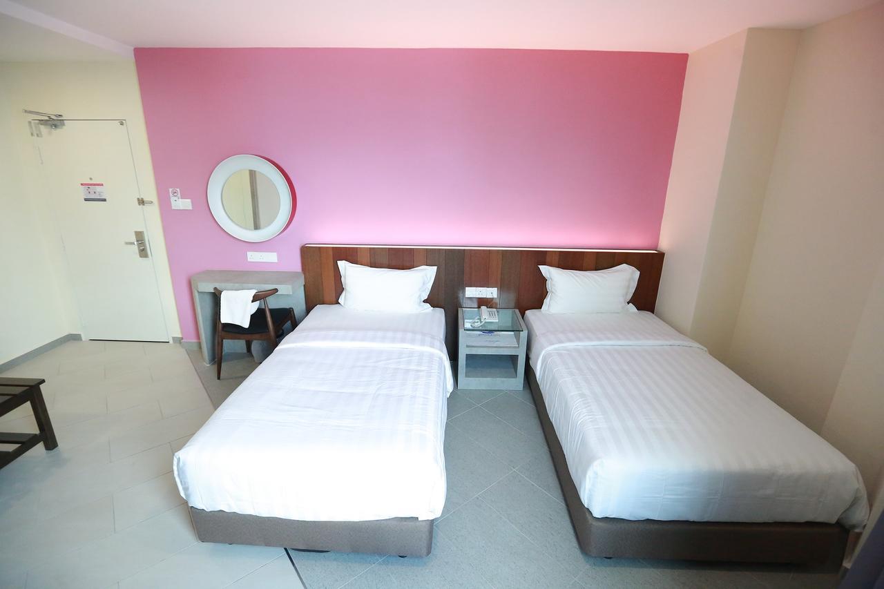 Pantai Regal Boutique Hotel Куантан Екстериор снимка