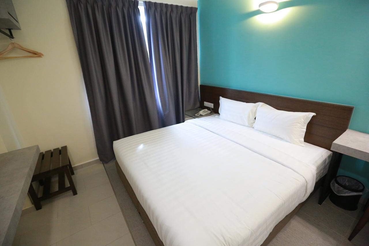 Pantai Regal Boutique Hotel Куантан Екстериор снимка