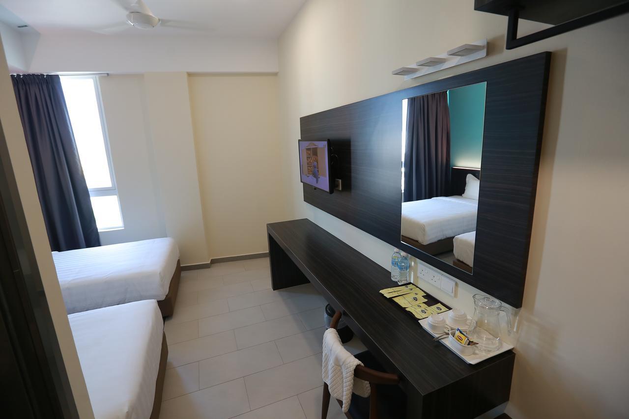 Pantai Regal Boutique Hotel Куантан Екстериор снимка
