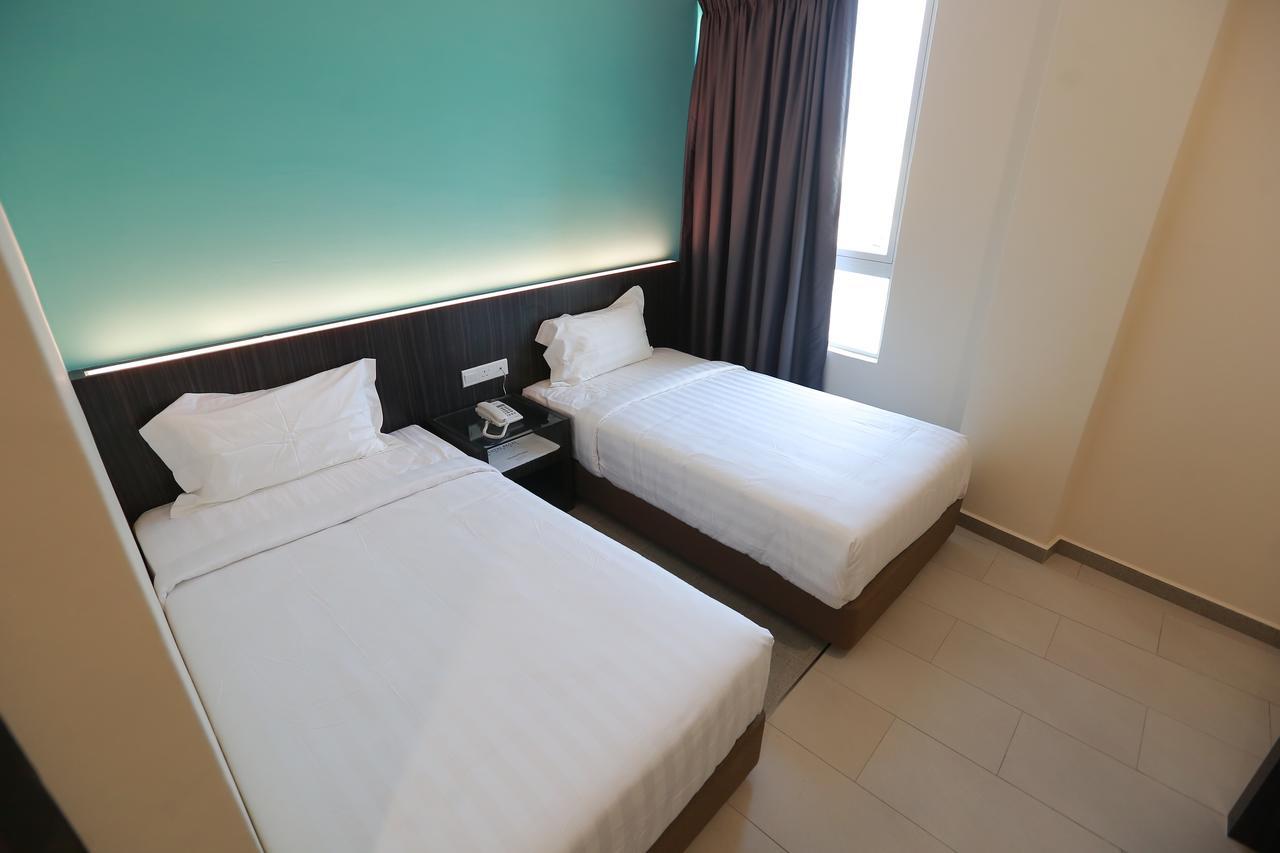 Pantai Regal Boutique Hotel Куантан Екстериор снимка